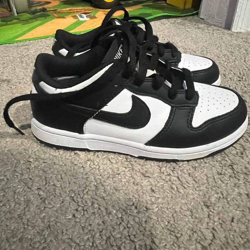 Nike Kids Black and White Sneakers - Picture 4 of 4